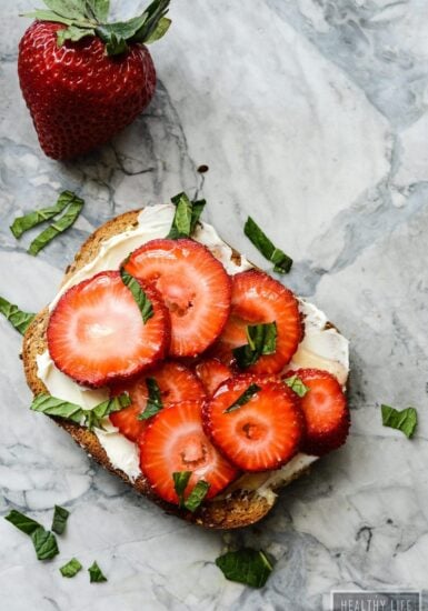 Strawberry Mascarpone Mint Toast with a Honey drizzle is sweet, simple and elegant | healthlifestyle.cc